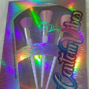 Paris Hilton three piece contour brush set